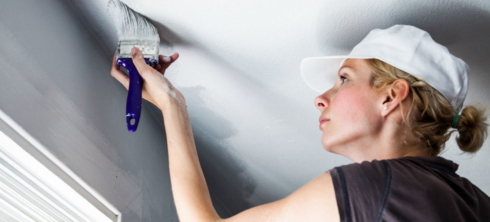 Is it better to paint ceiling or walls first?
